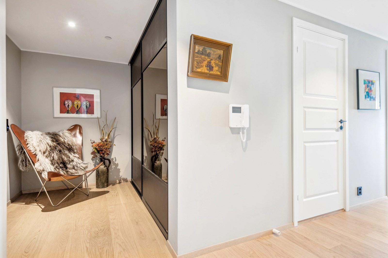 Lekker entrè med enstavs parkett og skyvedørsgarderobe Galleribilde