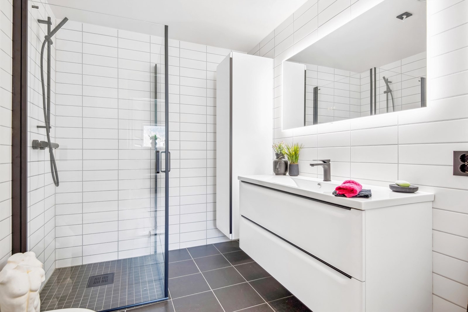 Hovedbadet er påkostet med innredning fra Linnbad Galleribilde