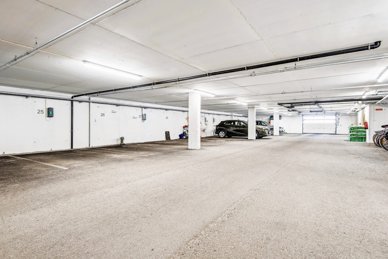 Det medfølger garasjeplass (plass 25) og en romslig bod i underetasjen-lader til el-bil er allerede på plass Galleribilde
