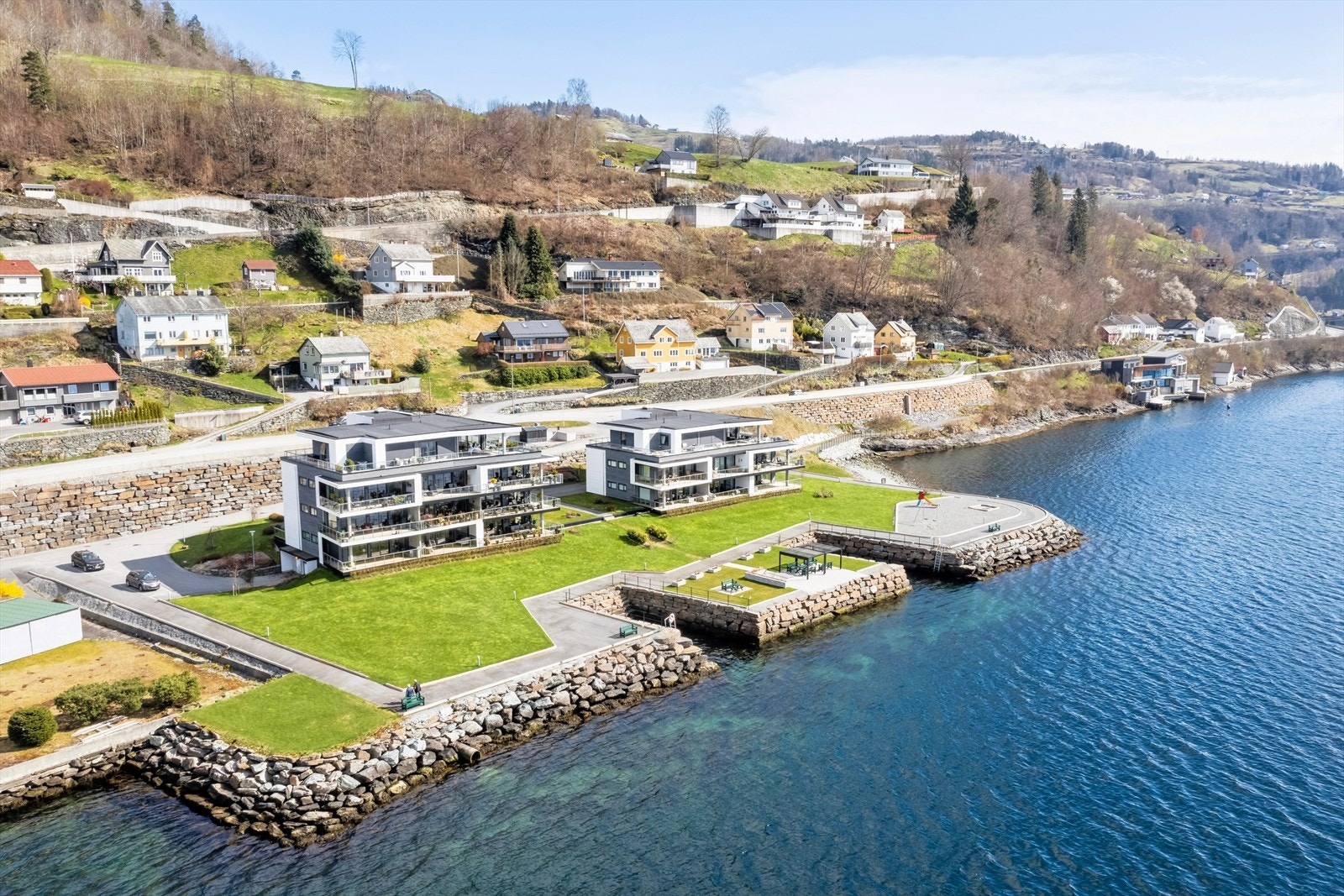 Stronde ligger kort vei fra Øystese sentrum som har et bredt utvalg av butikker, spisesteder, bowling og badeland og mer Galleribilde