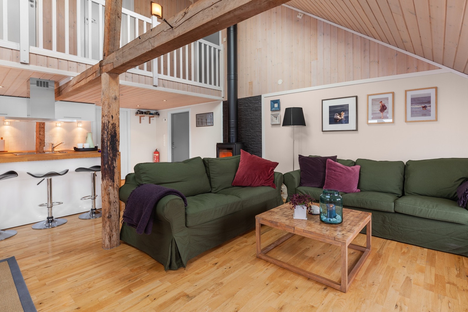 Plass til sofagruppe, spisebord, TV, oppbevaringsmøblement m.m. Galleribilde