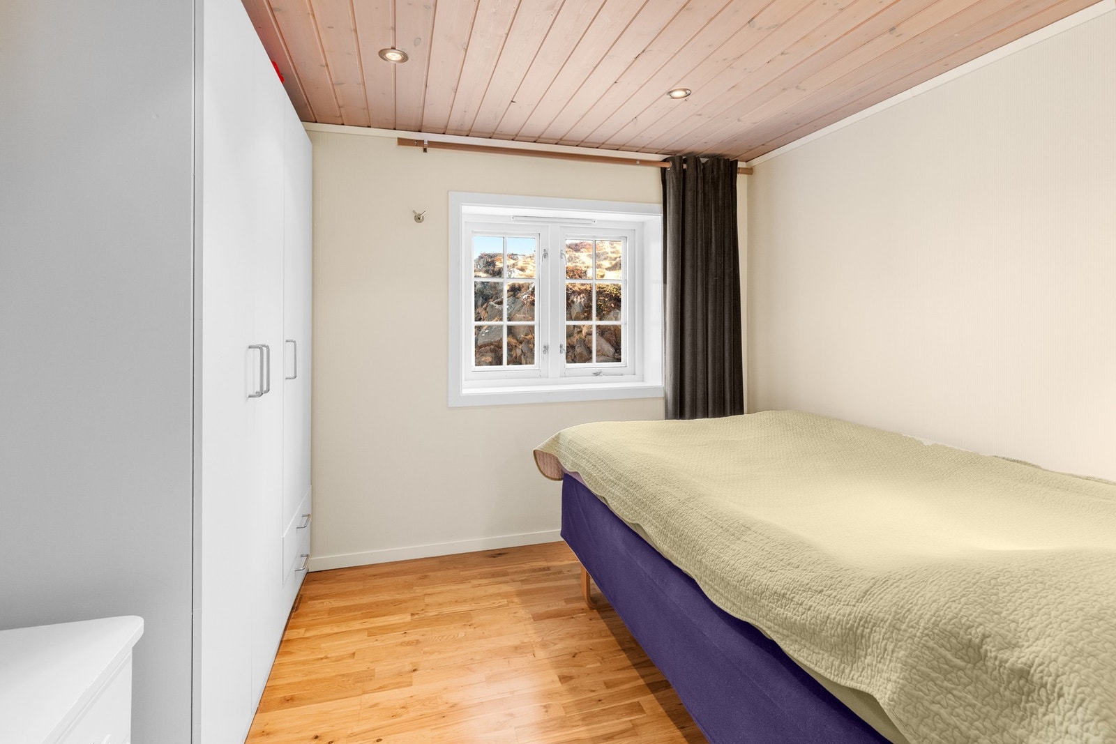 Soverom 1 - 2. etg. Plass til blant annet seng og garderobe Galleribilde