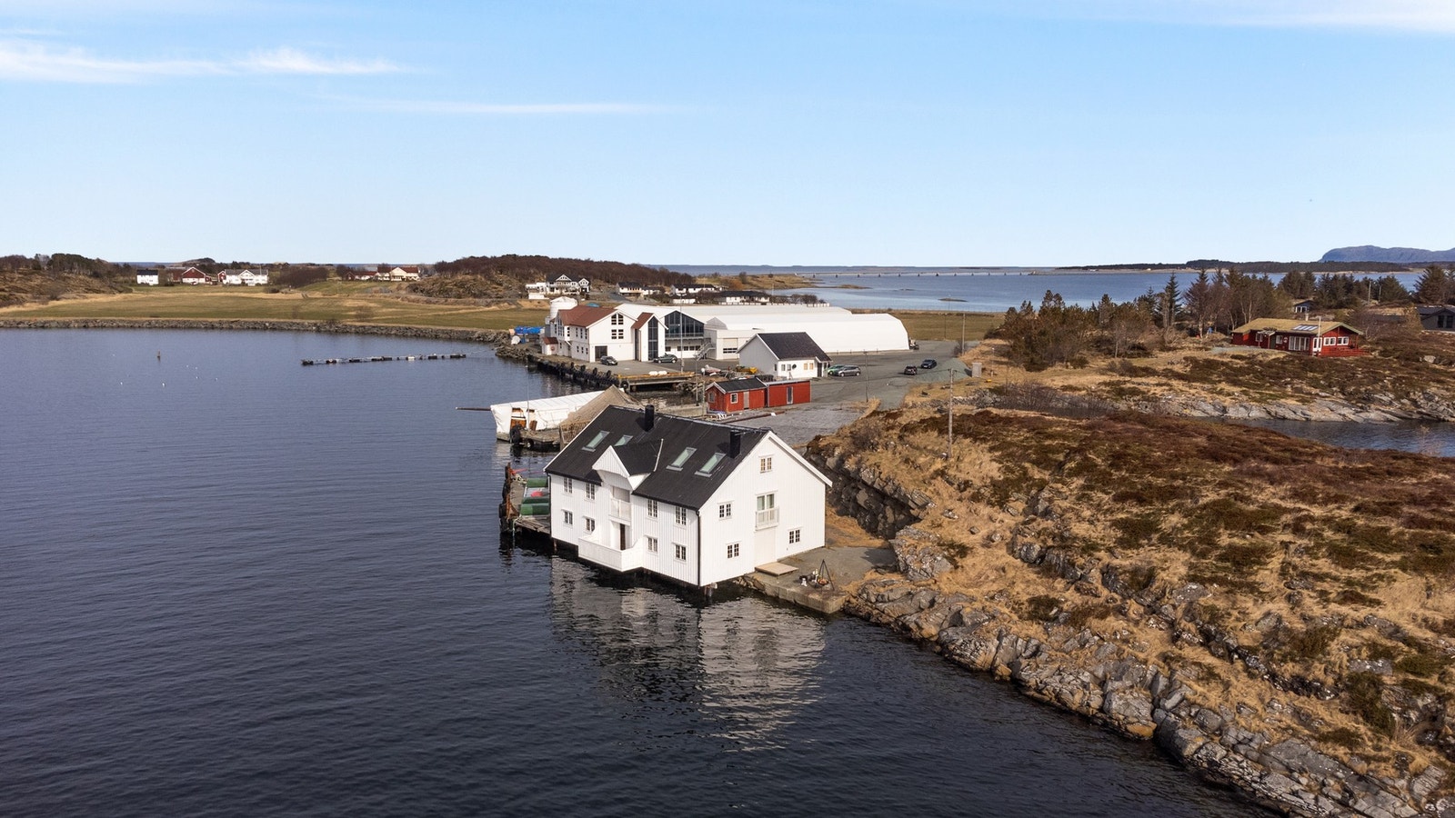 Her er det ca. 50 fastboende, og flere av dem driver med landbruk og fiskefordeling. Galleribilde