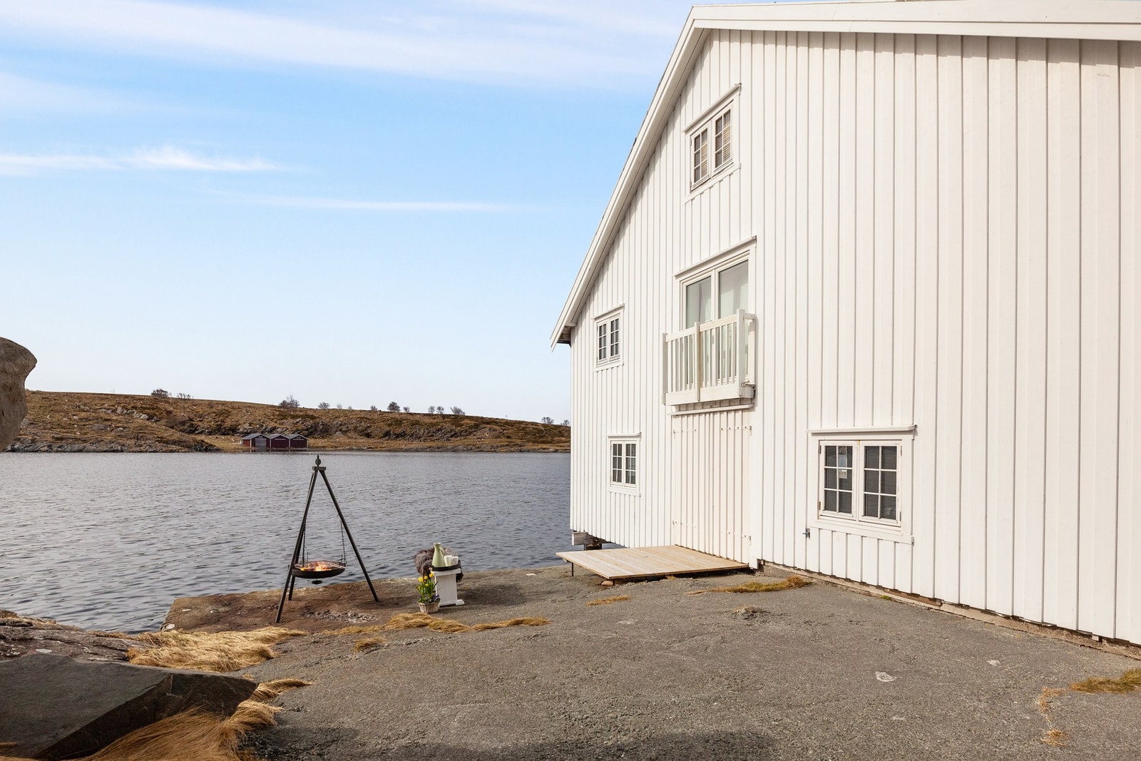 Brygga står rett i vannkanten. Nærmere sjøen kommer du ikke. Galleribilde
