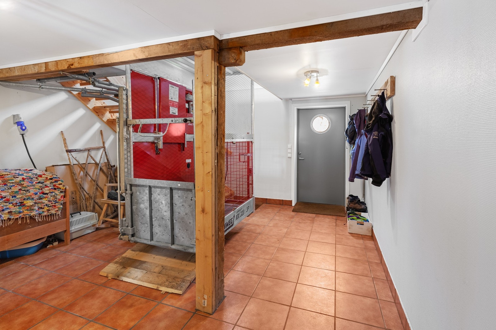 I 1. etasje finner man fellesarealer, teknisk rom/vaskerom og boder. Heis har man også. Galleribilde