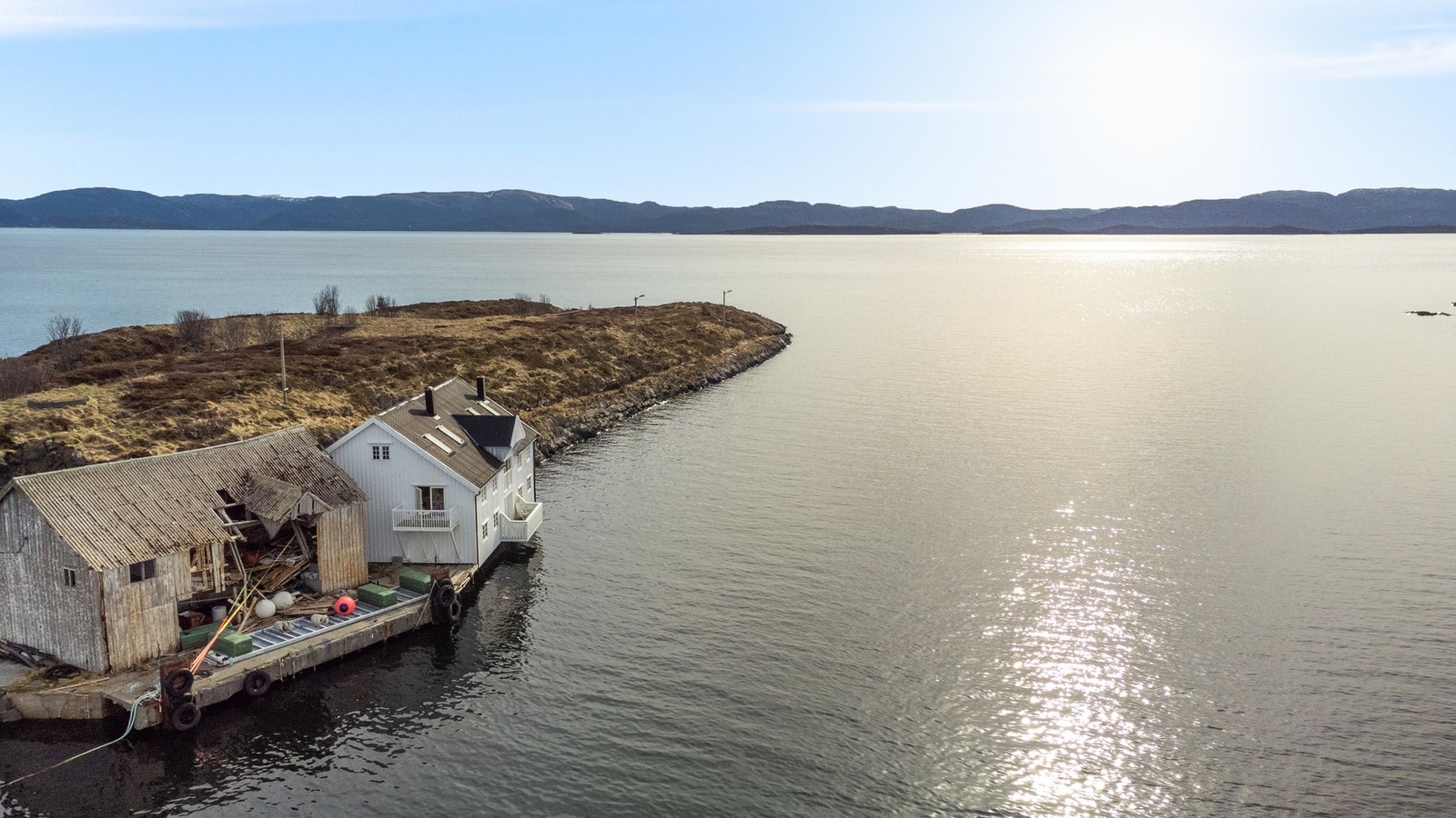 Øyene har mange vakre, hvite strender hvor man kan nyte solen eller ta en frisk dukkert i sjøen Galleribilde
