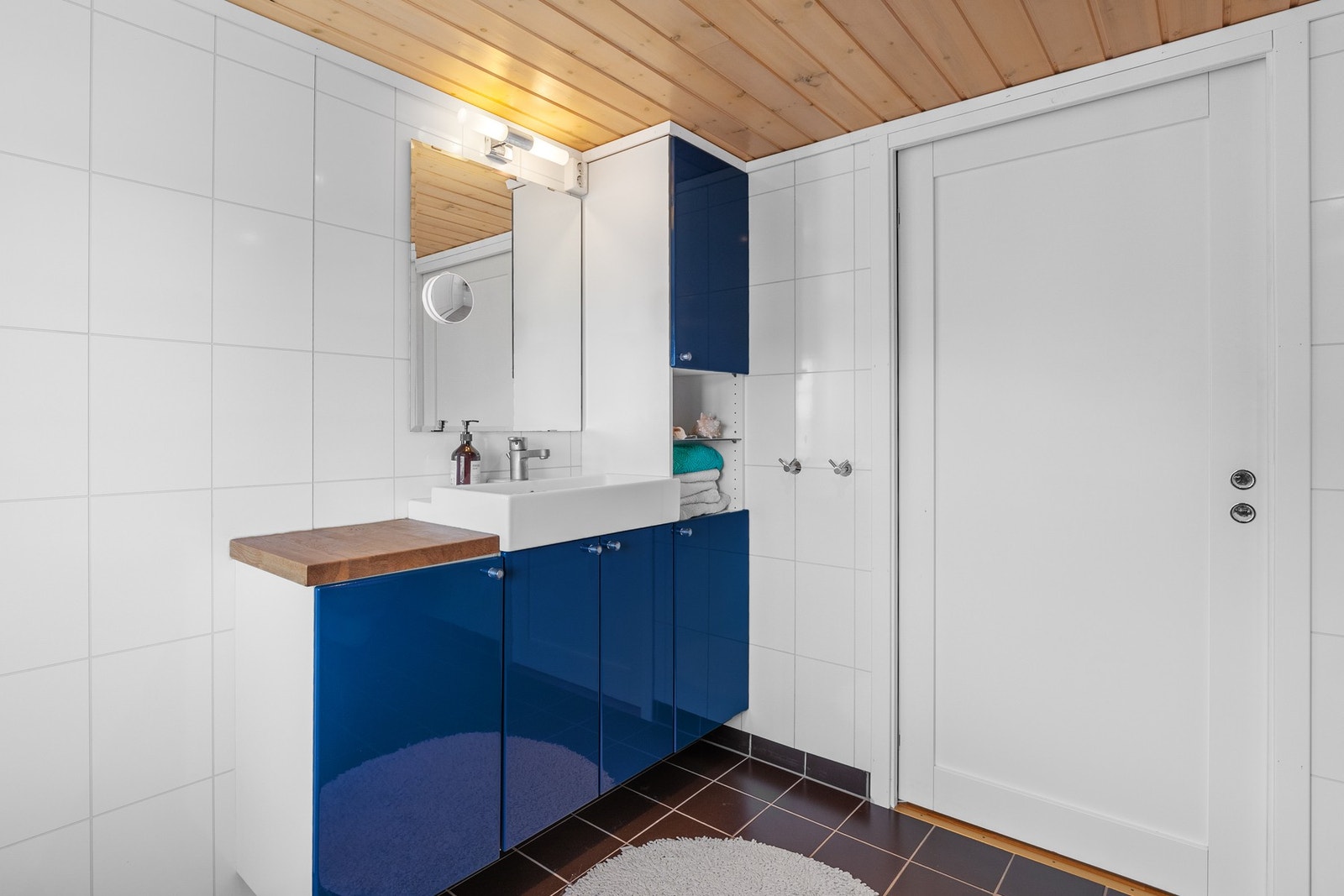 Rommet er utstyrt med baderomsinnredning, dusjplass og toalett Galleribilde