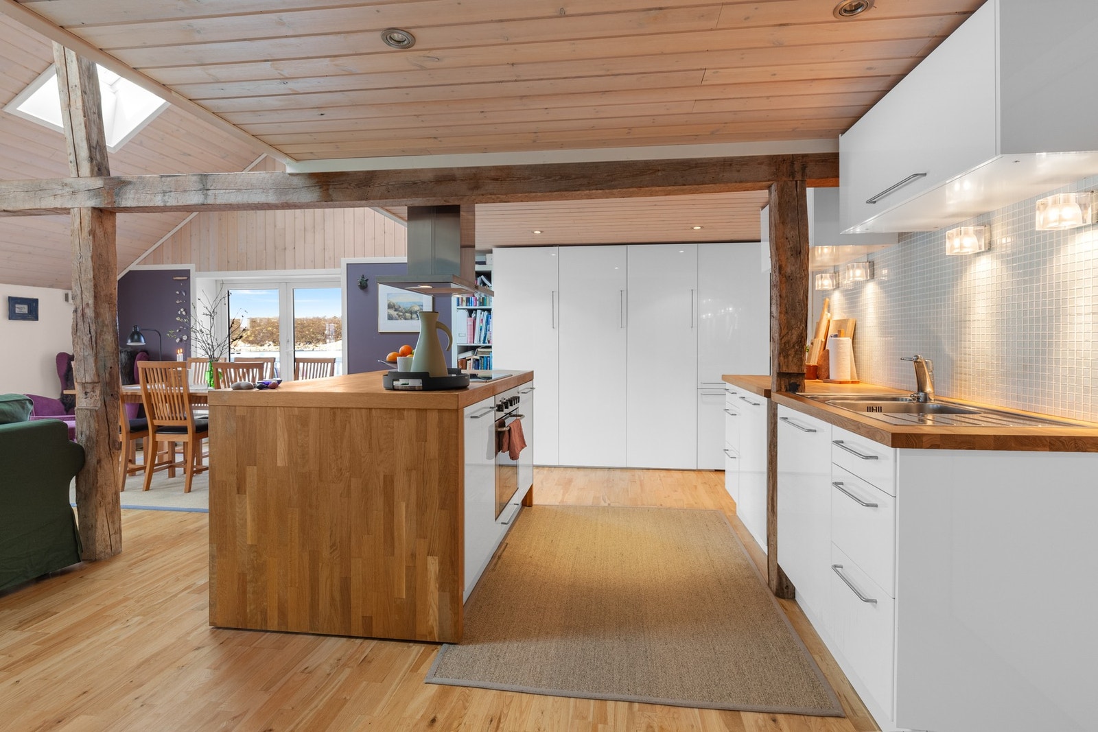 Kjøkkenøy for ekstra benk- og lagringsplass Galleribilde