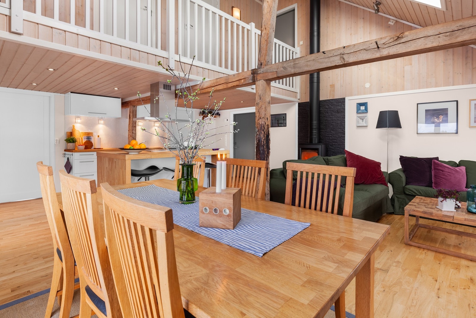 Leiligheten har vedfyring og vannbåren varme. Deilig også på dager med ruskevær. Galleribilde