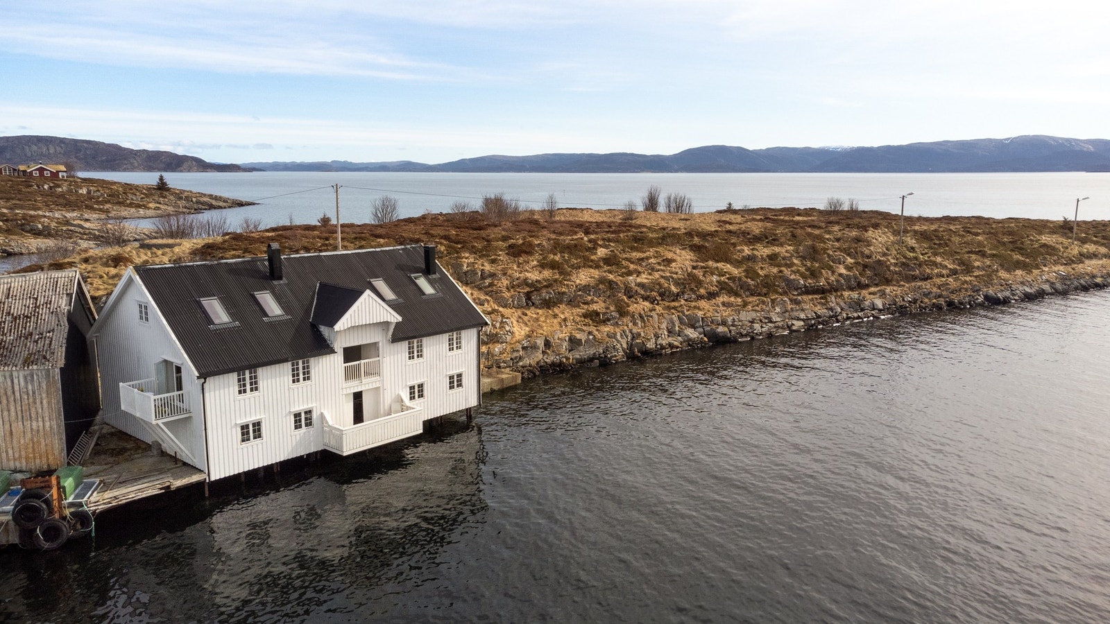 Kråkvåg er en øygruppe i Ørland som består av flere øyer (Storslåttøya, Litjslåttøya, Kråkvåg og Kommersøya) Galleribilde