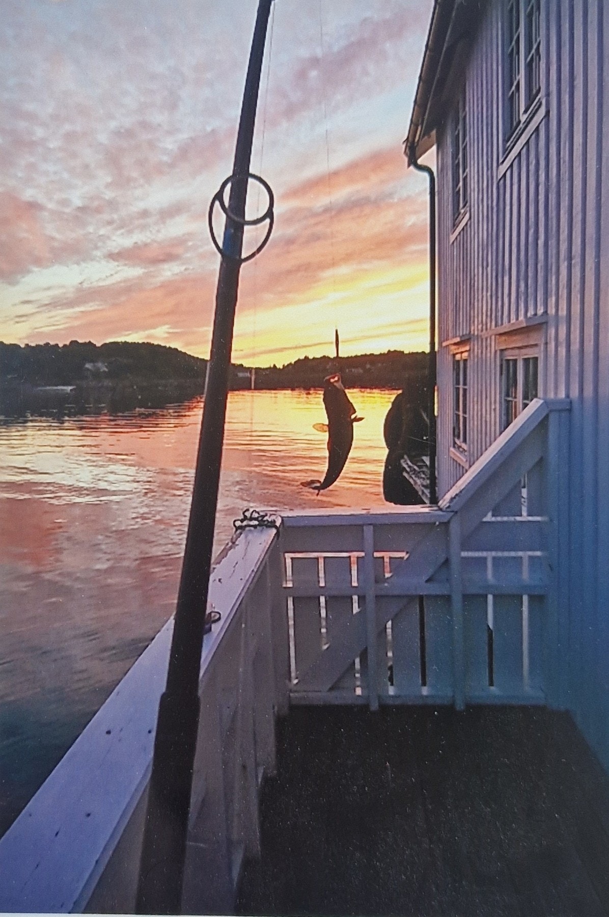 Fra balkongen i 1. etg kan man fiske og kaste ut krabbeteiner. Galleribilde