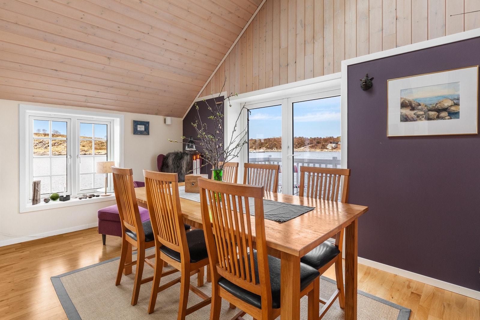 Spisestue med utgang til balkong. Galleribilde