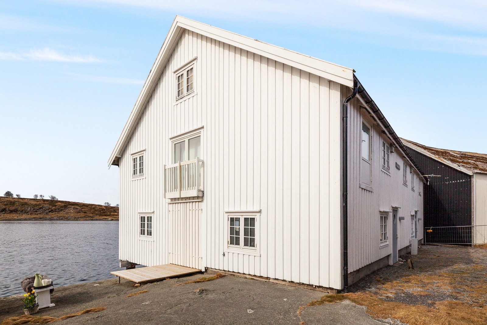 Stor dobbel dør for enkel adkomst til lagringsrom. Galleribilde