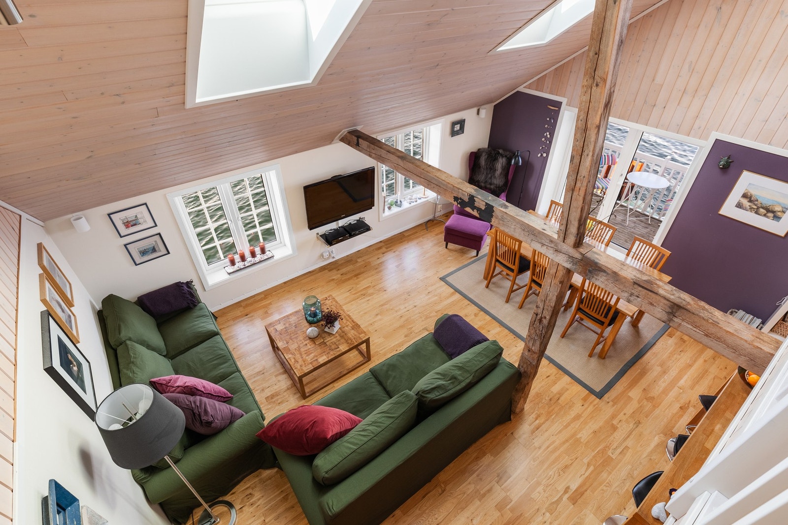 Åpen stue-/kjøkkenløsning på 41 kvm. med god takhøyde Galleribilde