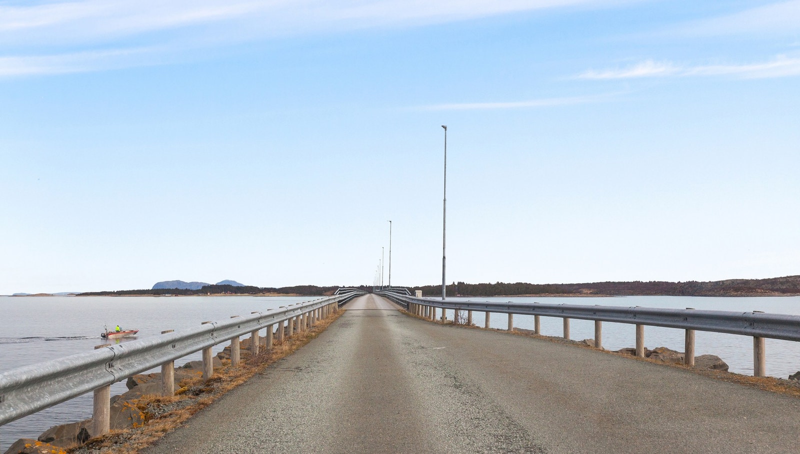 Øygruppa er forbundet med Storfosna via bru, og videre må man med ferge for å komme til fastlandet Galleribilde