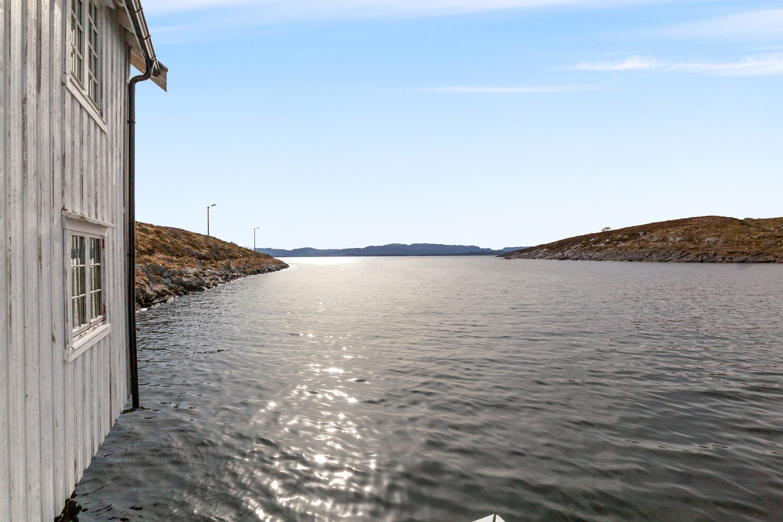 Selve brygga står 1/3 ut i havet og resten på berg. Nærmere havet kommer du ikke. Galleribilde