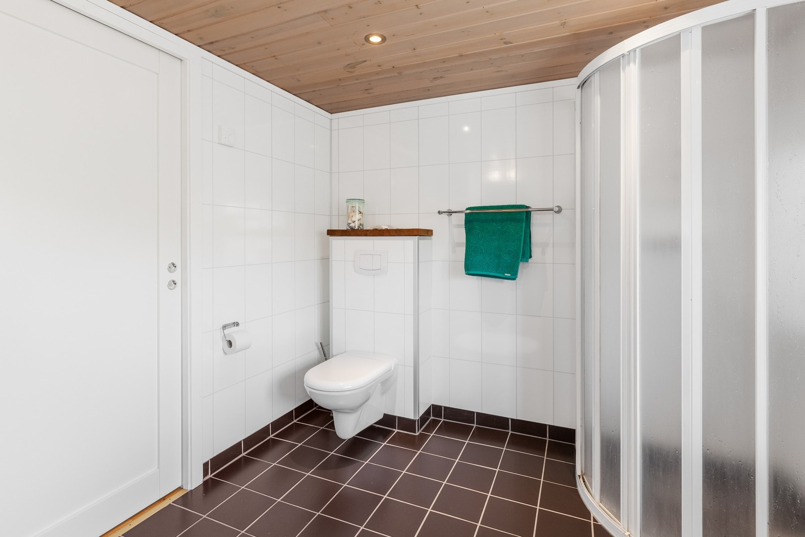 Bad med fliser på gulv og våtromsplater på vegg. Galleribilde