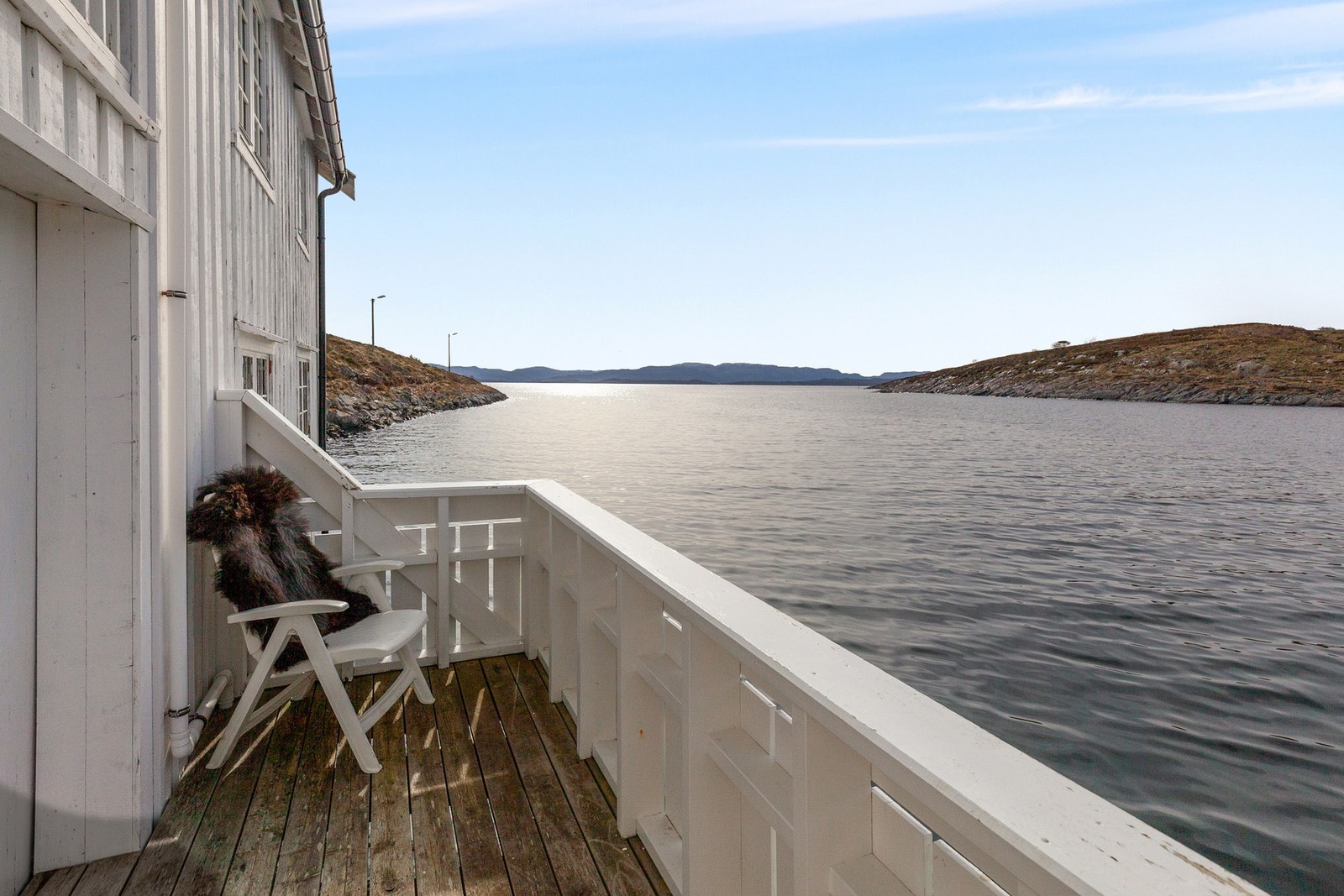 Fra balkongen kan man fiske rett i havet eller prøv lykken med noen teiner. Galleribilde