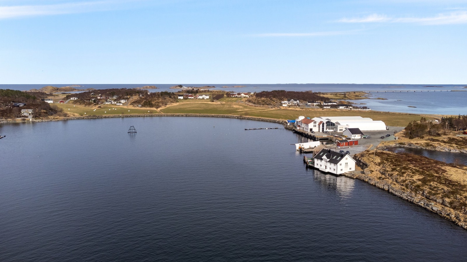 kråkvåg er kjent for variert kystlandskap og deler av øya er også innlemmer i Galleribilde