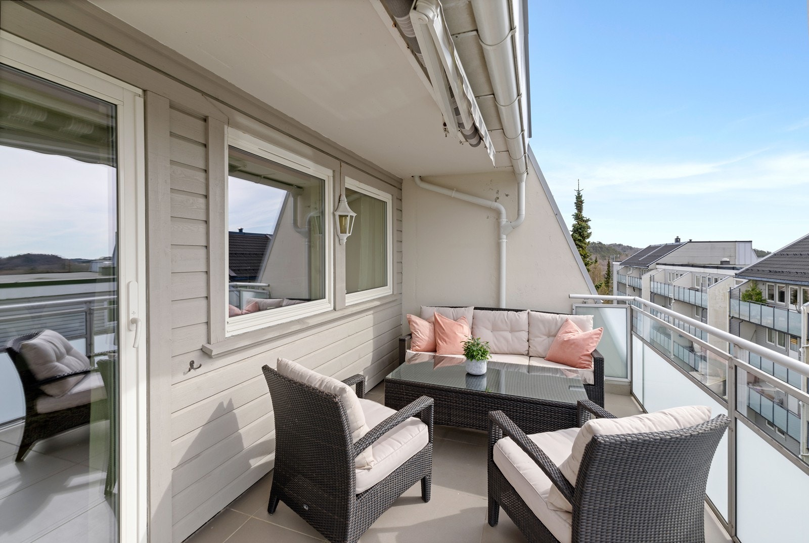 Romslig terrasse ut fra stua Galleribilde