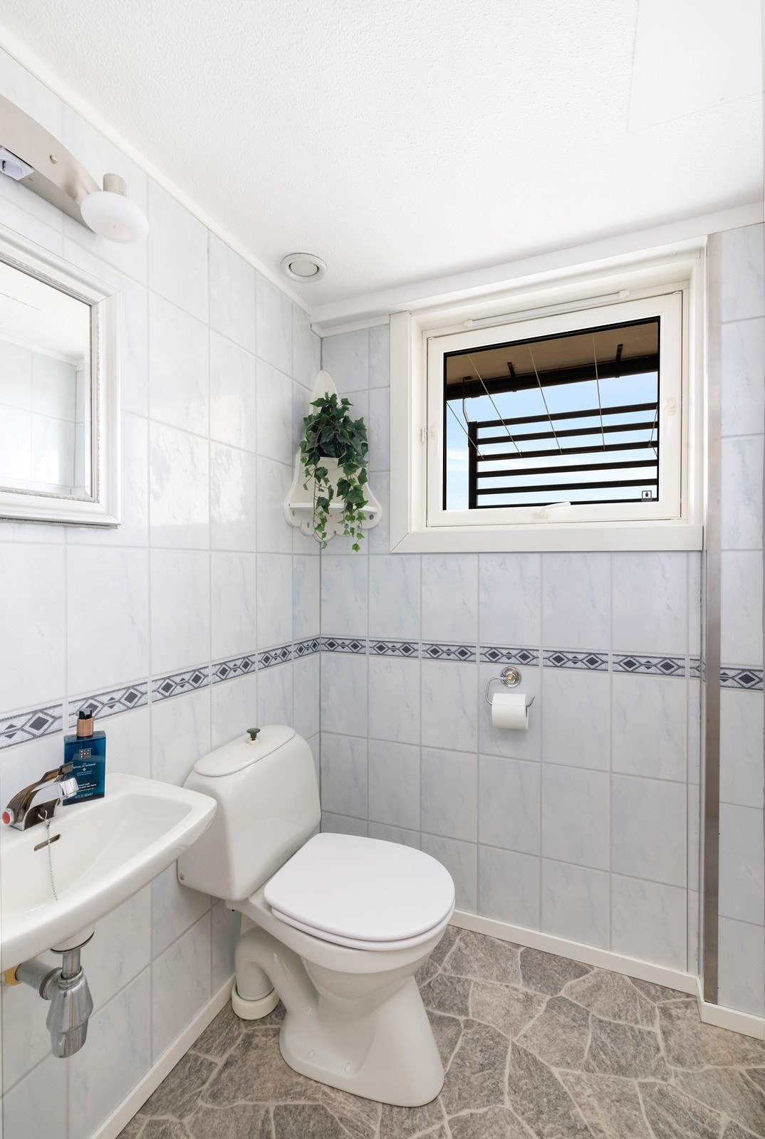 Separat toalettrom vegg i vegg med badet Galleribilde