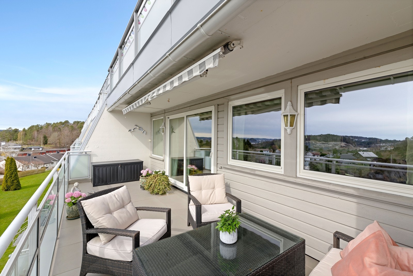 Leiligheten har en flott sydvestvendt terrasse med fin utsikt og optimale solforhold Galleribilde