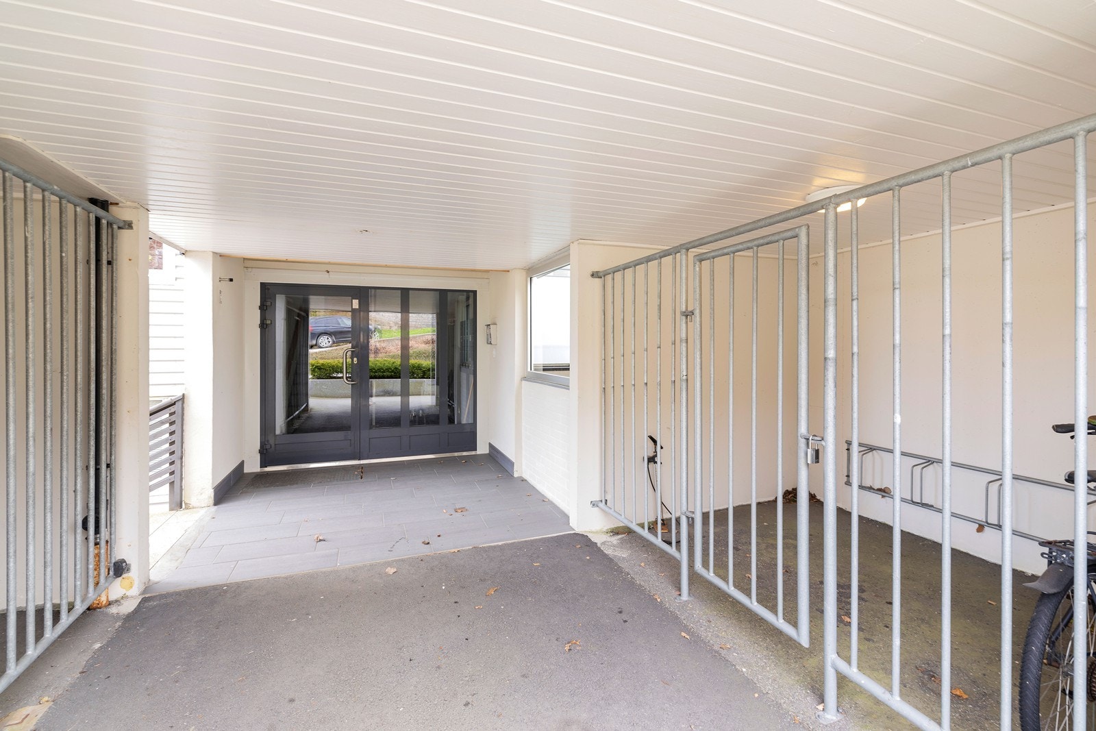 Overbygget inngangsparti nede Galleribilde