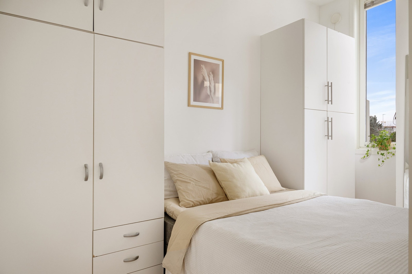 Soverom med plass til garderobeløsning. Galleribilde