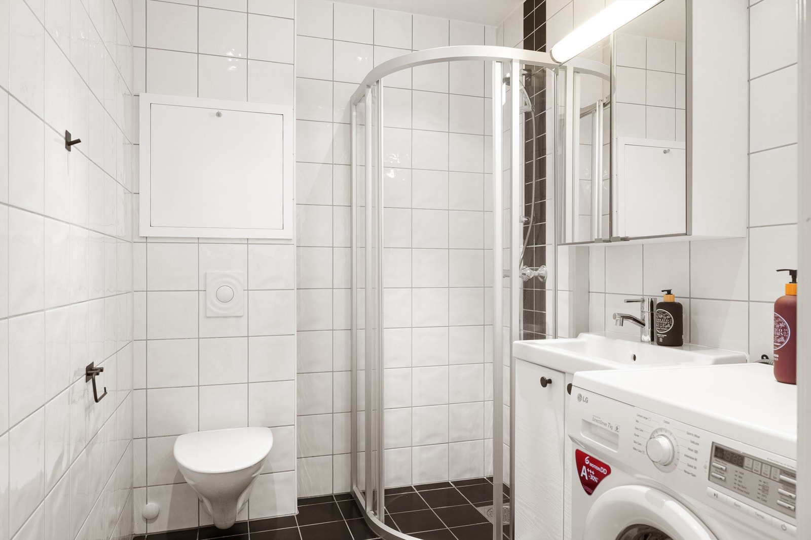 Helfliset baderom med moderne flisevalg. Galleribilde