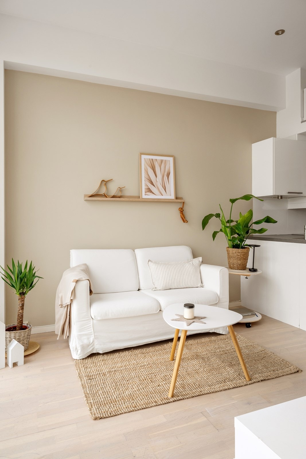 Stuen er malt i moderne farger. Galleribilde