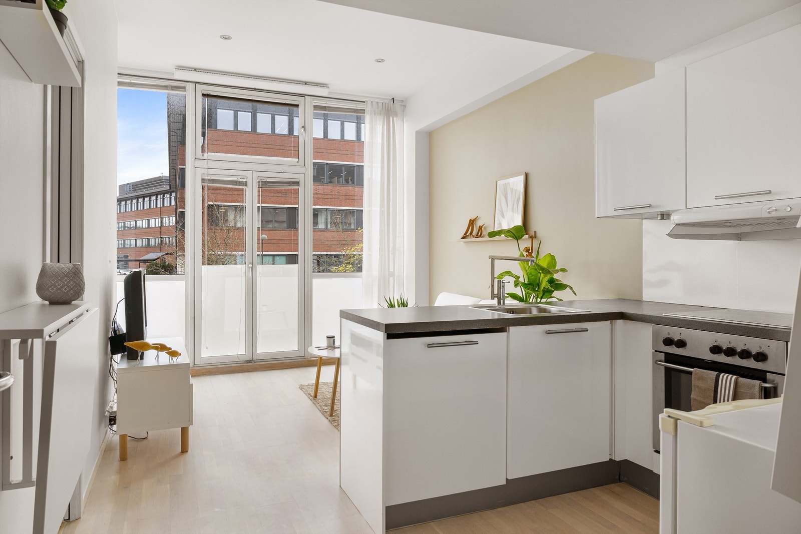 Rommet har store gulv til tak vinduer som gir en god romfølelse og slipper inn rikelig med naturlig lys. Galleribilde