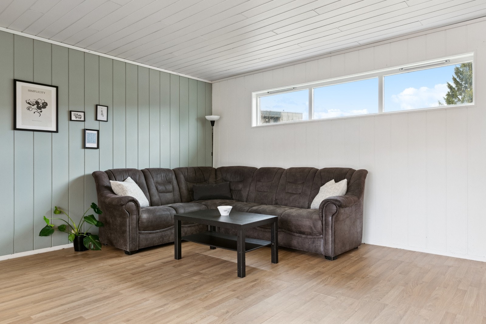 Trivelig sofahjørnet med plass til større sofa. Galleribilde