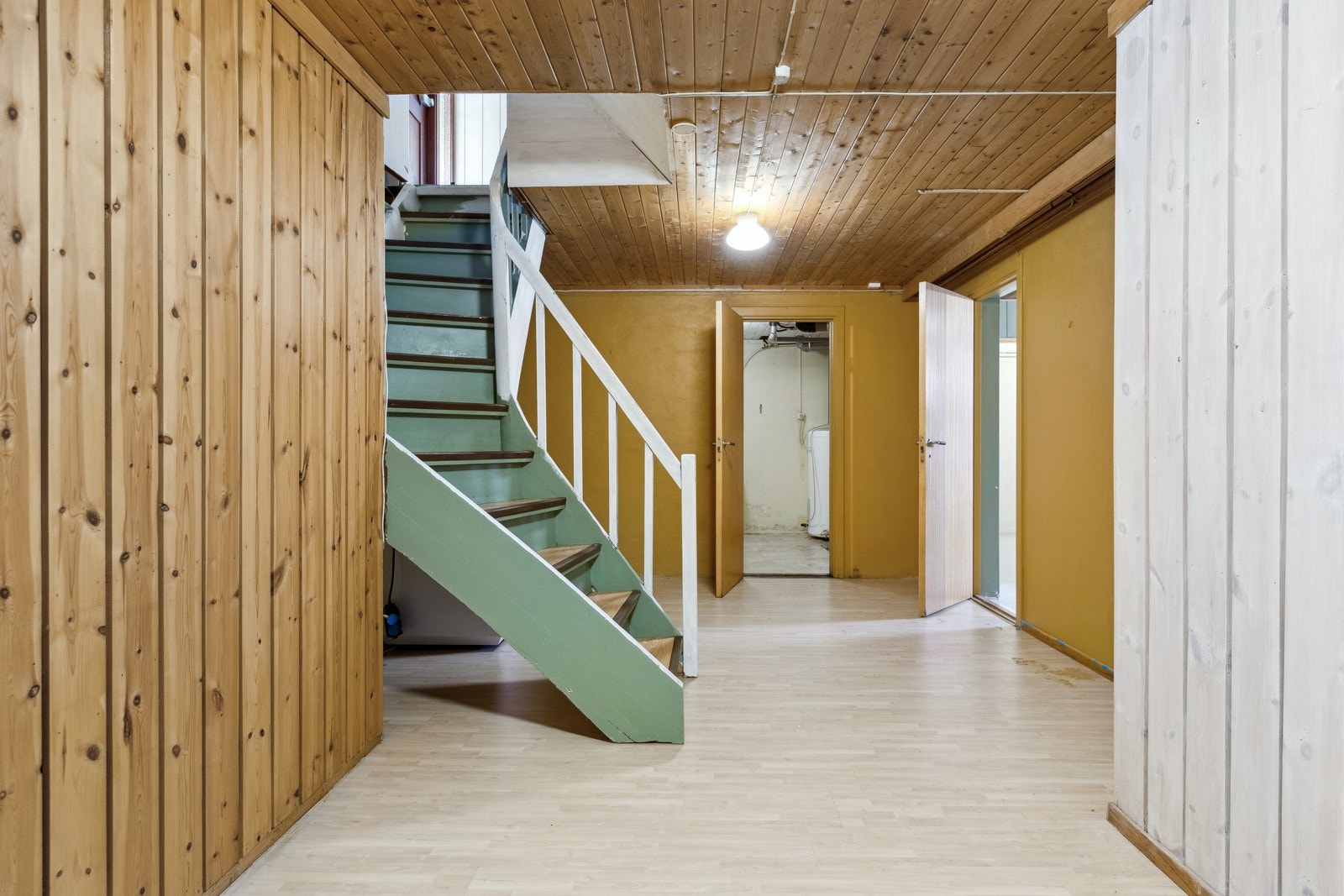 Trapp ned tar deg videre til kjelleretasjen. Galleribilde