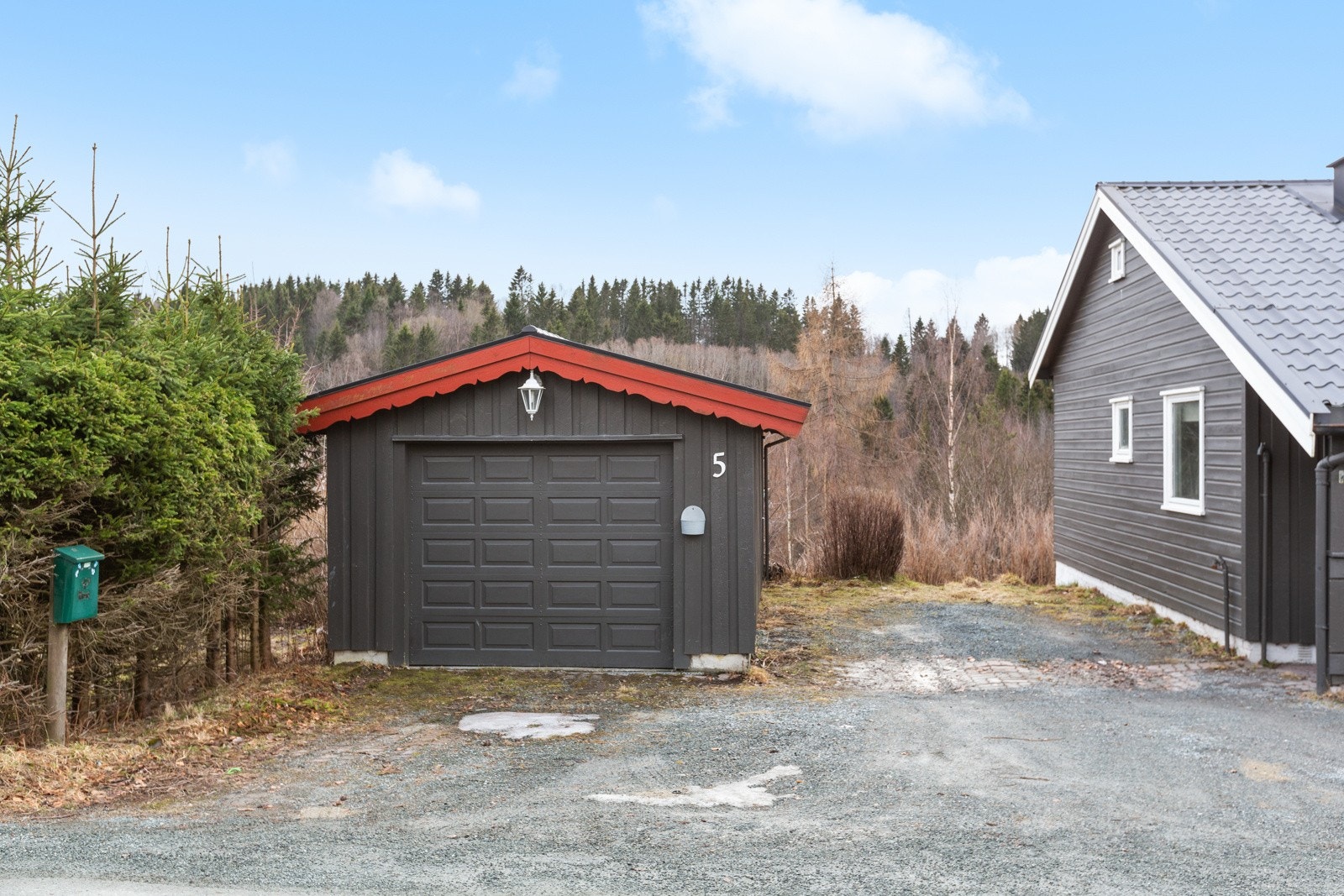 Frittstående garasje med flere oppstillingsplasser. Galleribilde