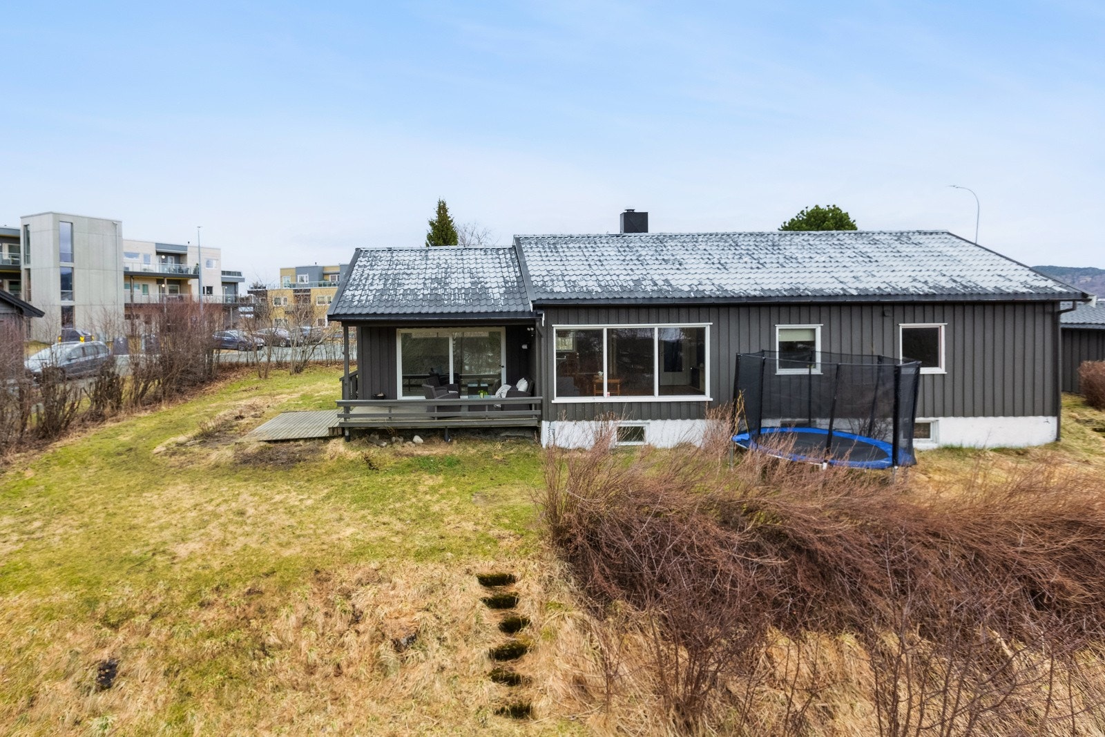 Tomt opparbeidet med belegningsstein og diverse beplantninger. Galleribilde