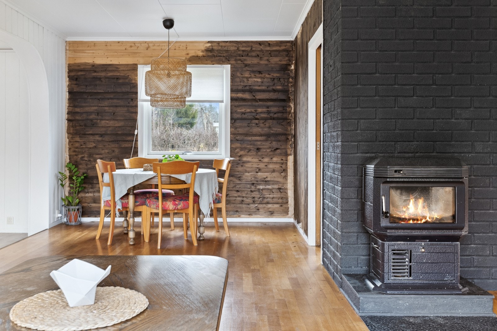 Ved stuen finner du en koselig spisegruppe, perfekt for sosiale sammenkomster. Galleribilde