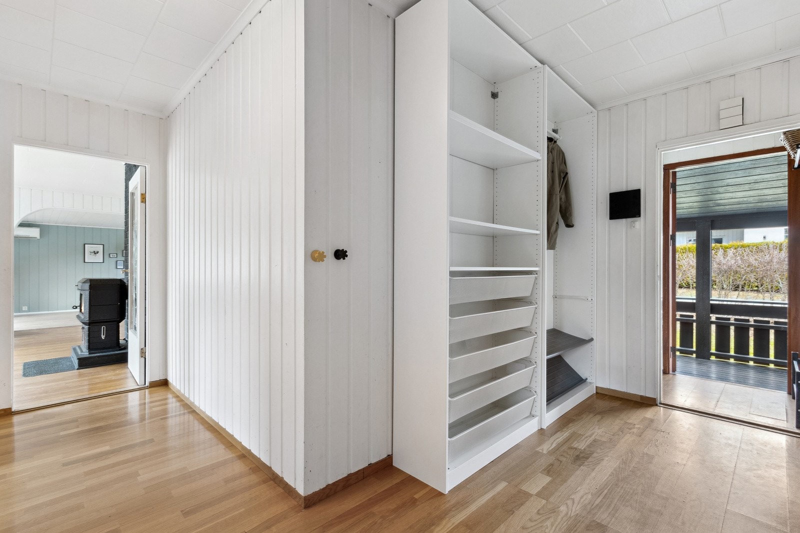 Gangen oppleves lys og romslig med gode muligheter for å henge fra seg både yttertøy og sko. Galleribilde