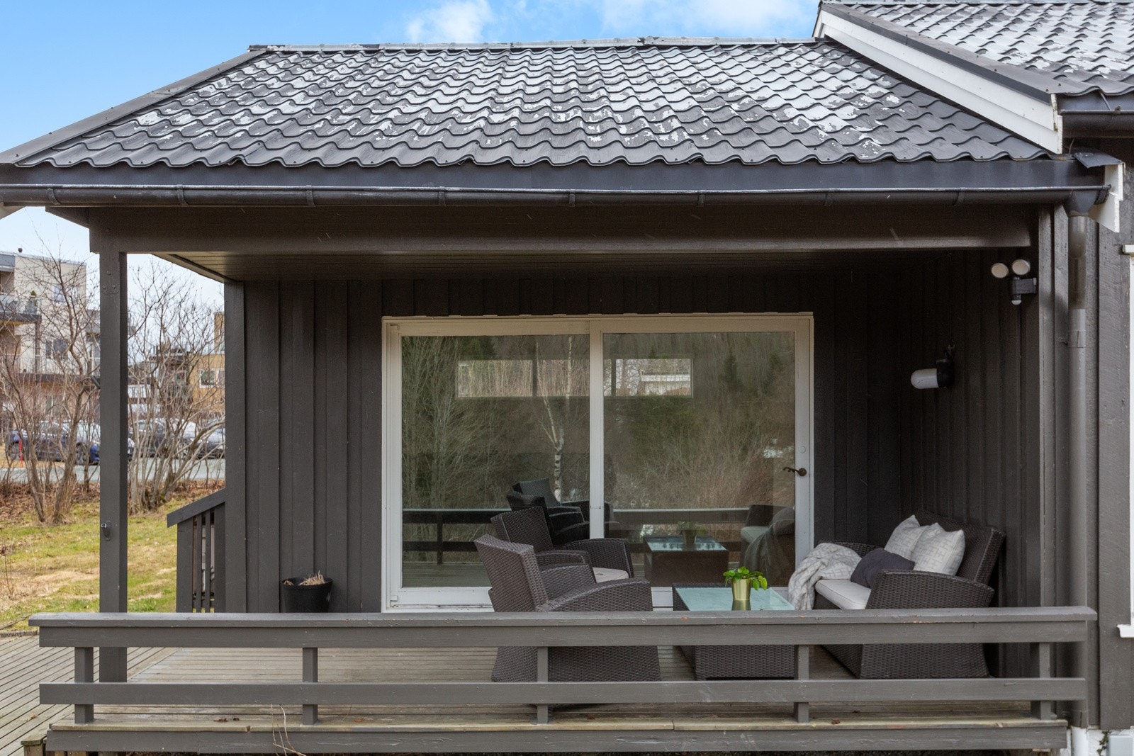 Terrassen er overbygd og har god plass til møblering. Galleribilde