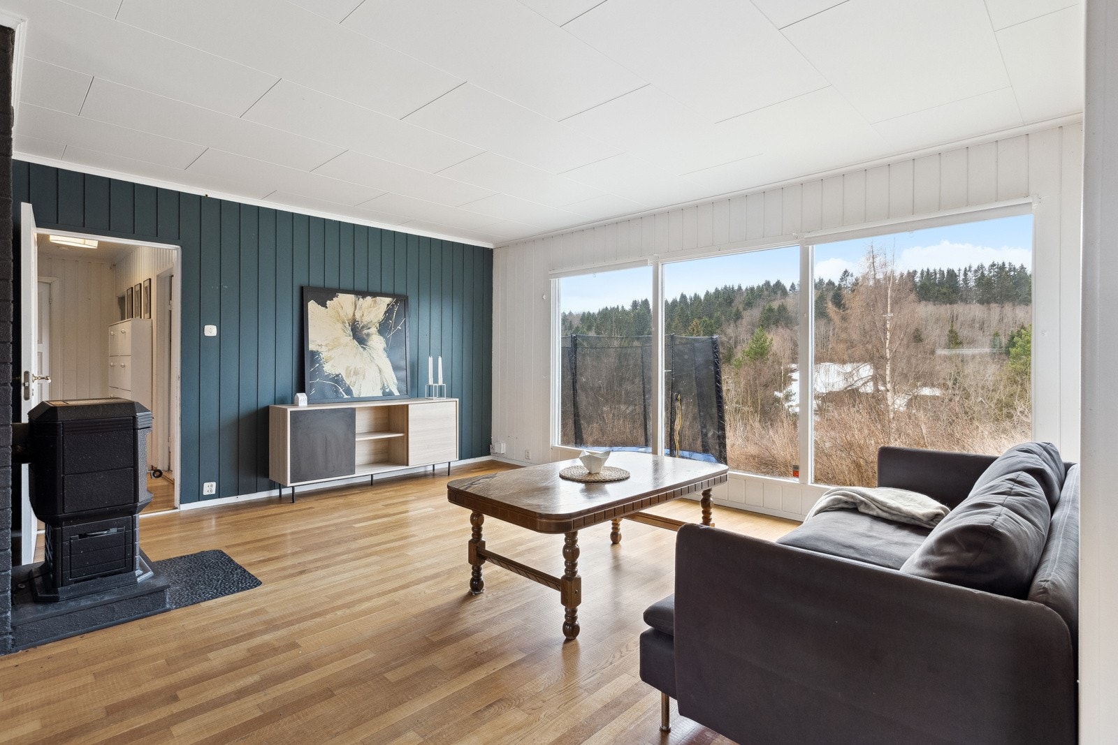 Stuen i overetasjen har store vindusflater som slipper inn rikelig med lys. Galleribilde