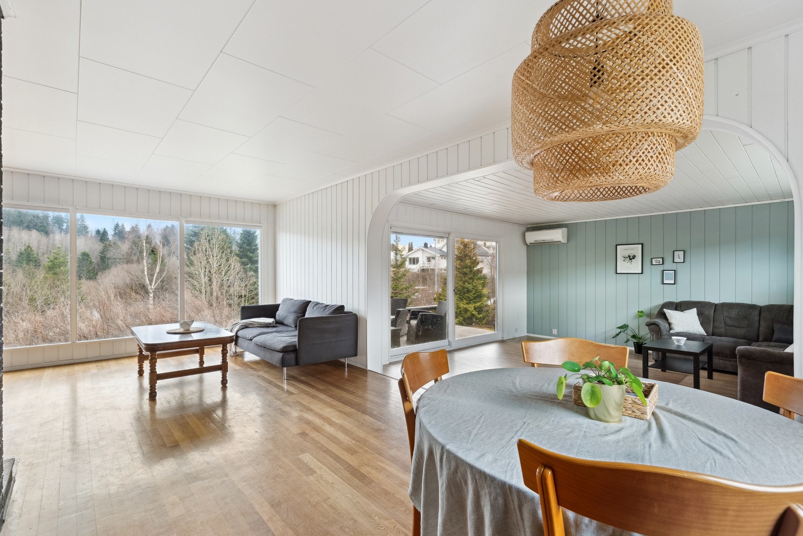 Stuen har to ulike soner og måler hele 48 kvm. Galleribilde