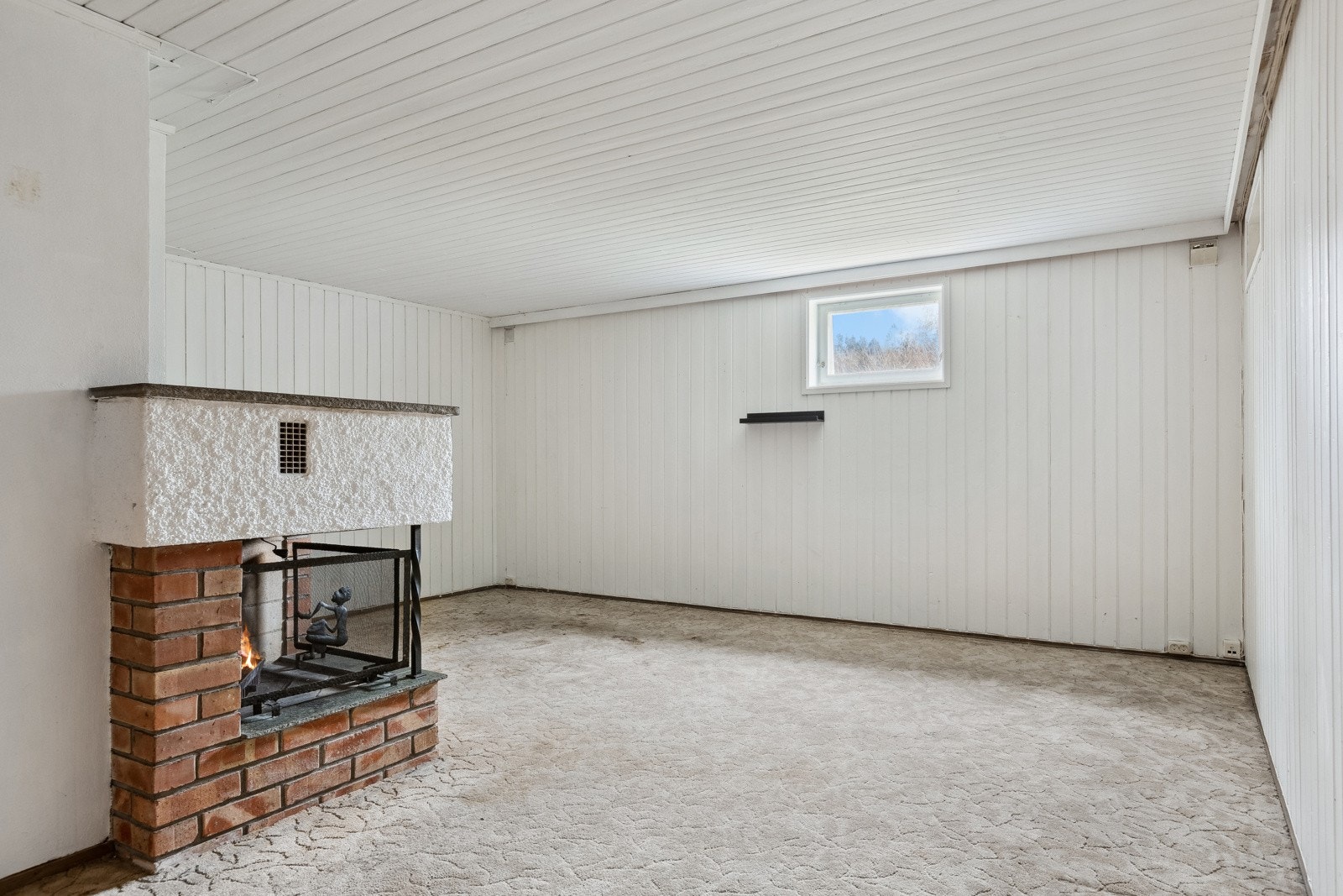 Her finner du en romslig kjellerstue med peis, tre boder og ett vaskerom. Galleribilde