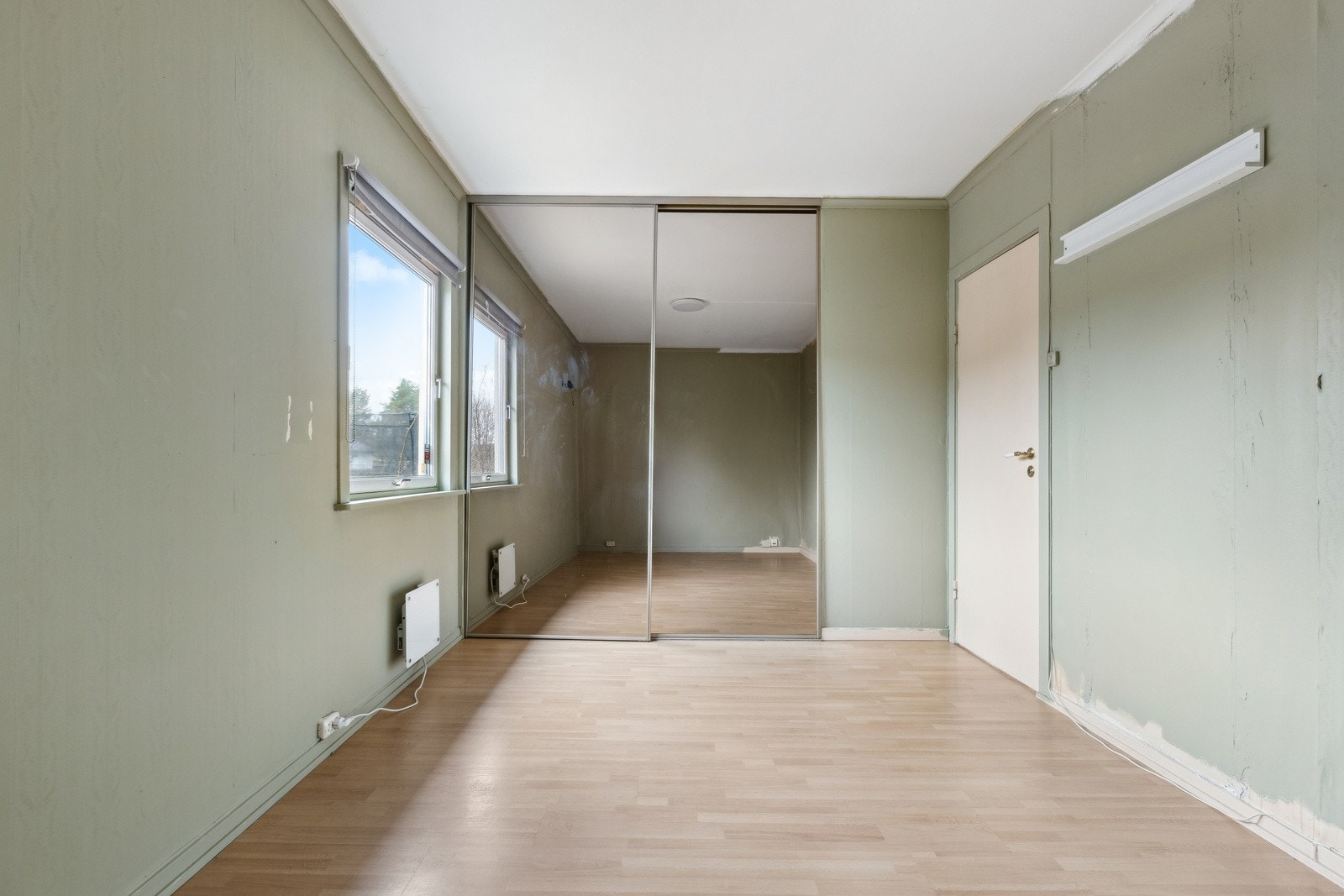 Soverom 1 målt 12 kvm har integrert garderobeskap for praktisk oppbevaring. Galleribilde