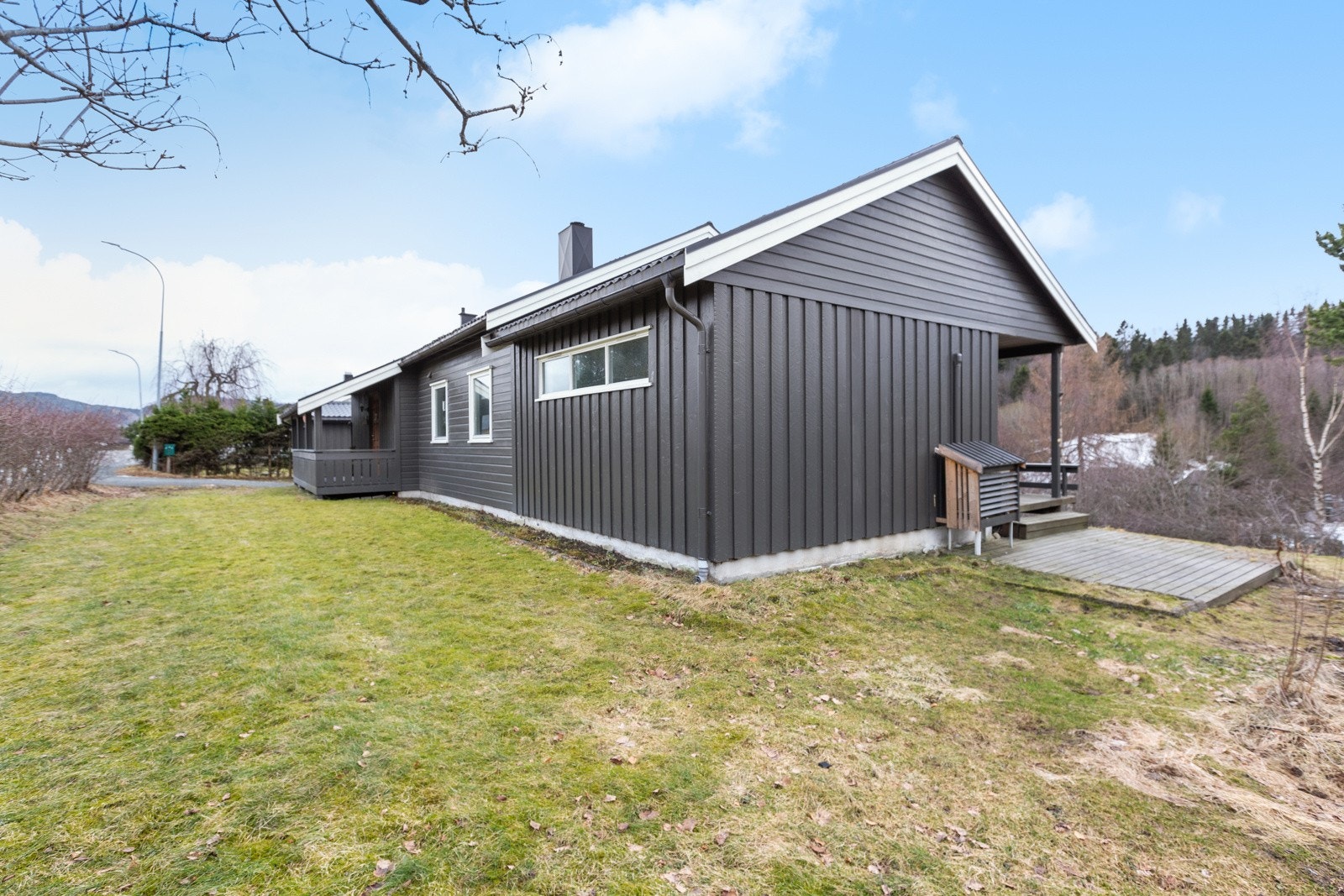 Eiendommen har en stor tomt med garasje og flotte utearealer. Galleribilde