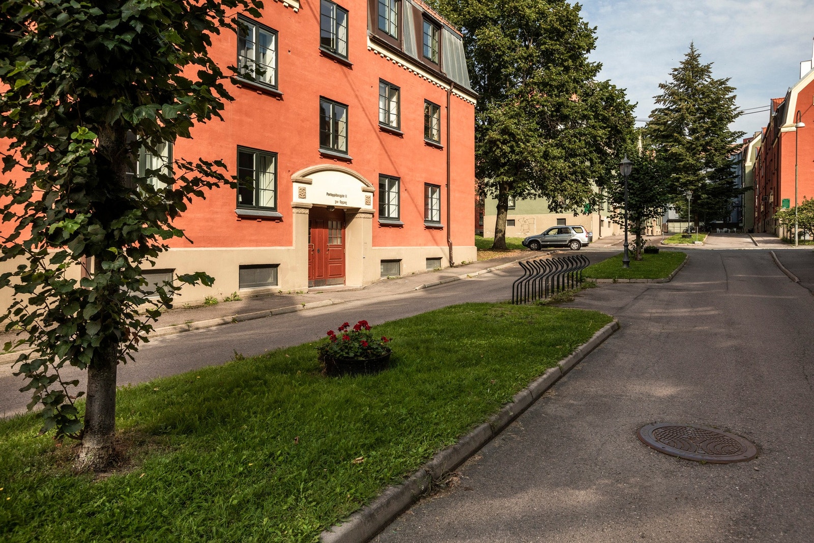 Leiligheten har en svært god internbeliggenhet i Det Rivertzske Kvartal. Galleribilde