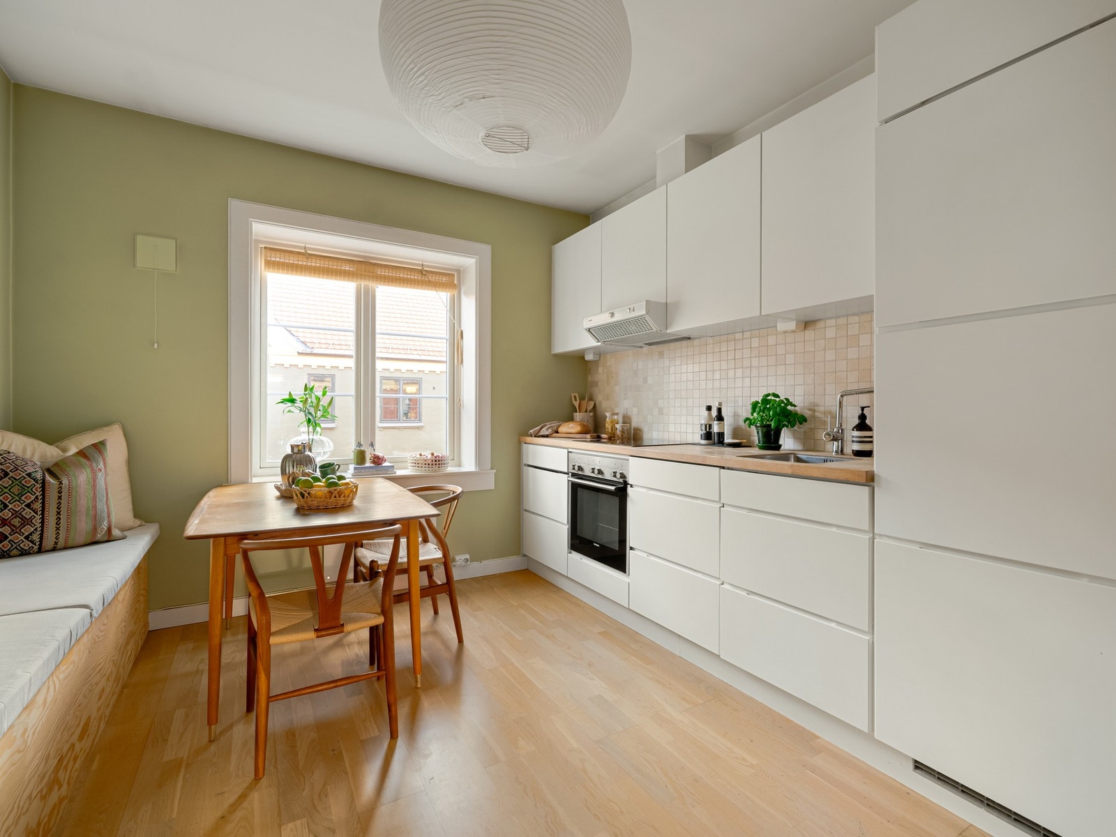 I spisestuen finner vi også kjøkkenet, som både er tidløst og moderne. Galleribilde