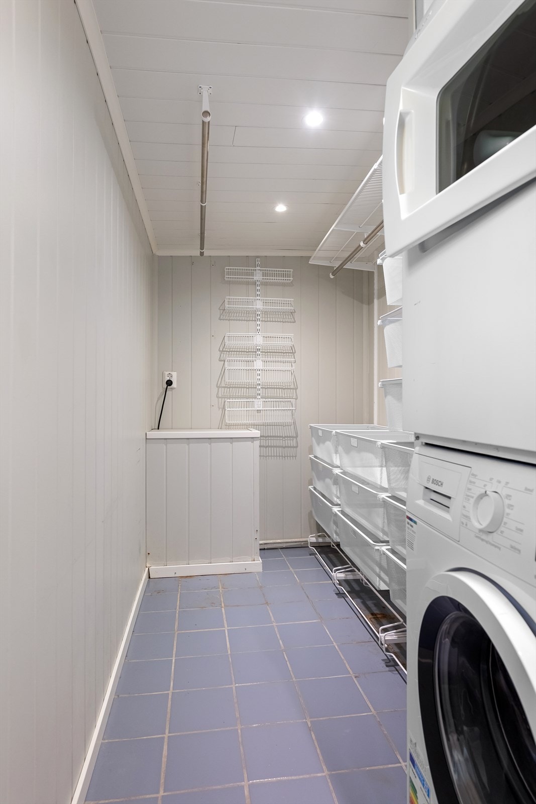 Videre fra badet er det ett praktisk vaskerom av god størrelse. Innredning med støpejernsluk under vaskemaskin, opplegg for vaskemaskin, og varmtvannstank. Galleribilde