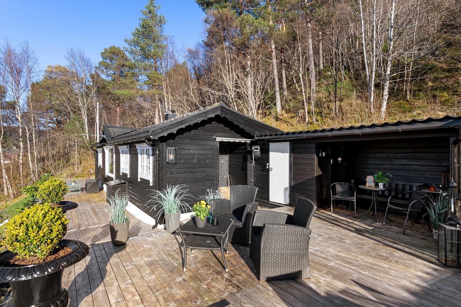 Ved inngangsparti er det en utvendig bod på ca. 3 m². Galleribilde