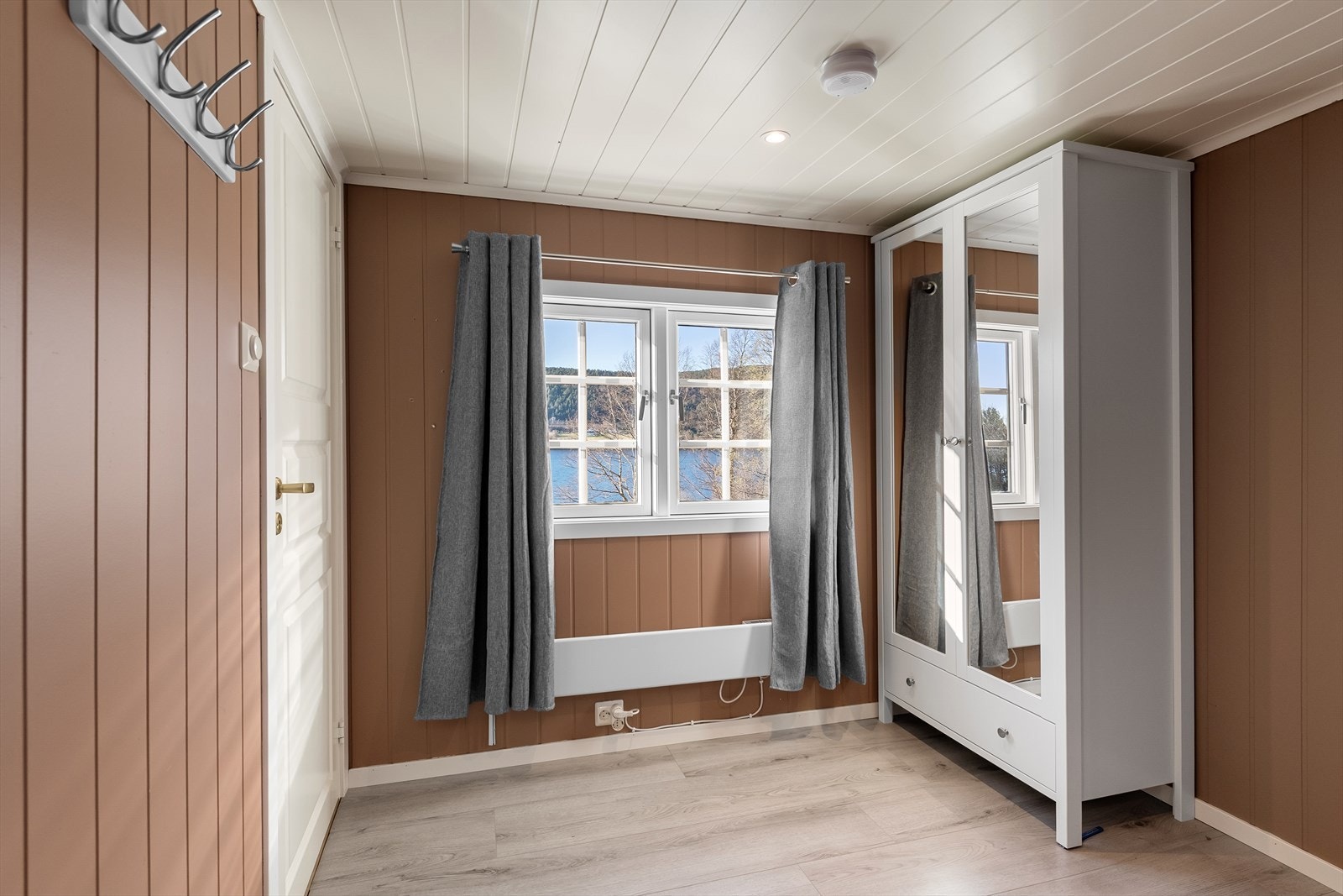 Du vil våkne opp til en nydelig utsikt over vannet. Galleribilde