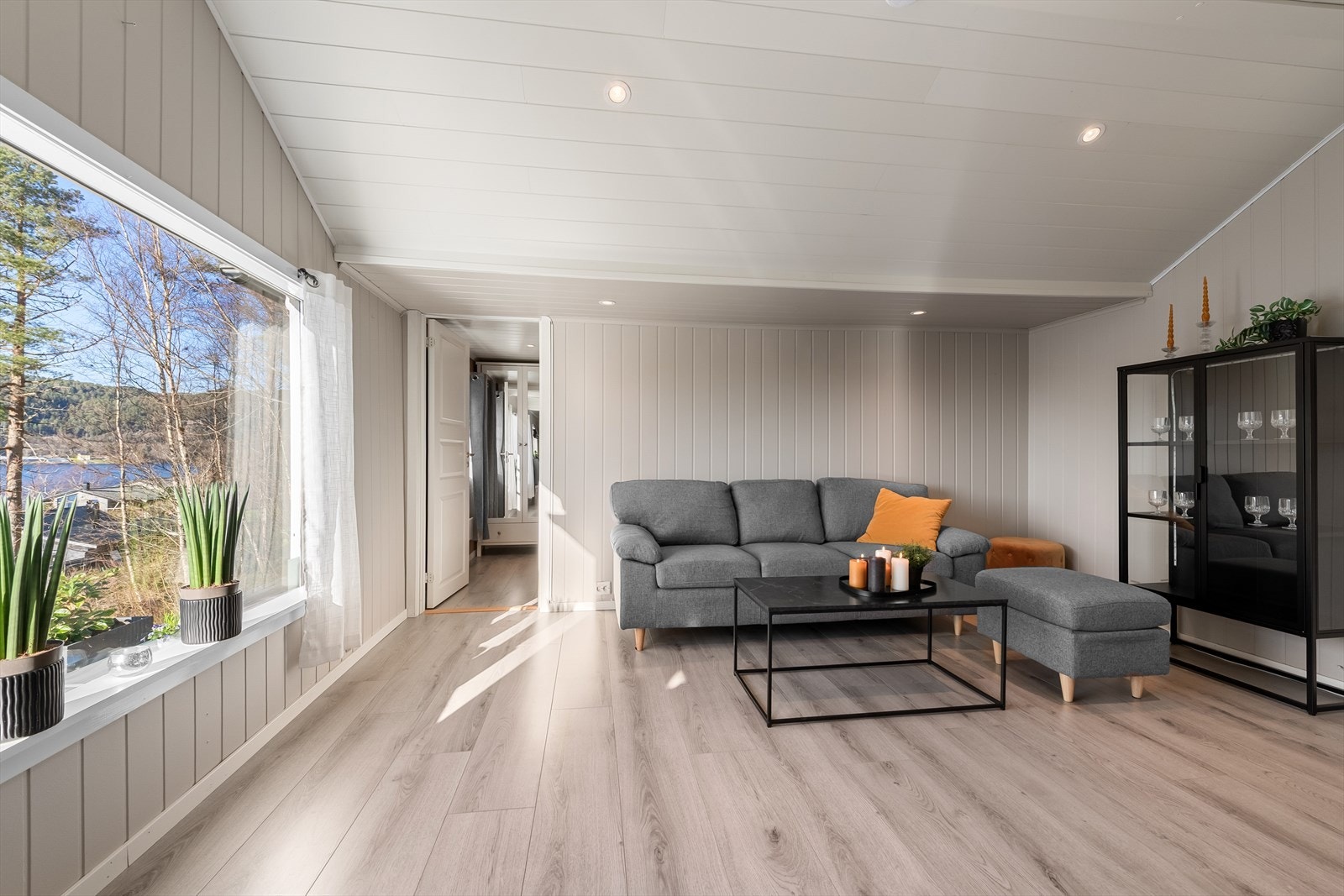 Det er gjennomgående gulv av laminat i boligens oppholdsrom. Fra stuen er det tilkomst til boligens soverom. Galleribilde