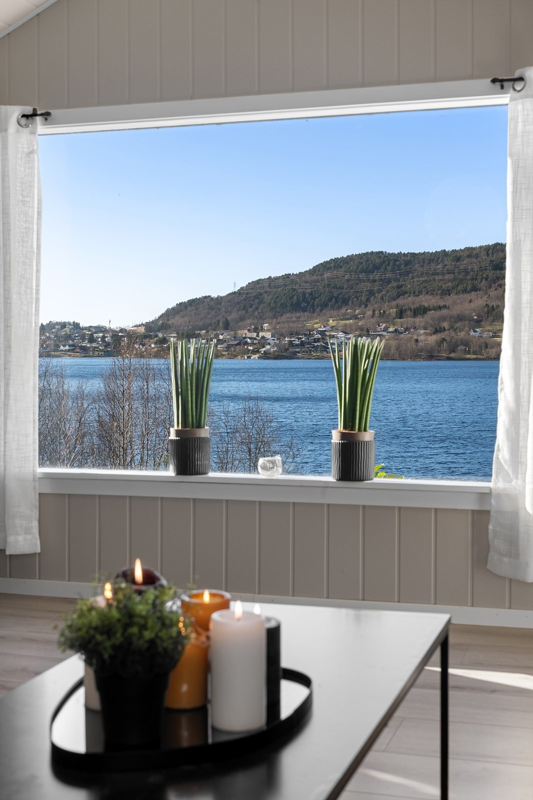 Fra stuevinduet har du en fantastisk utsikt over Brusdalsvatnet. Galleribilde
